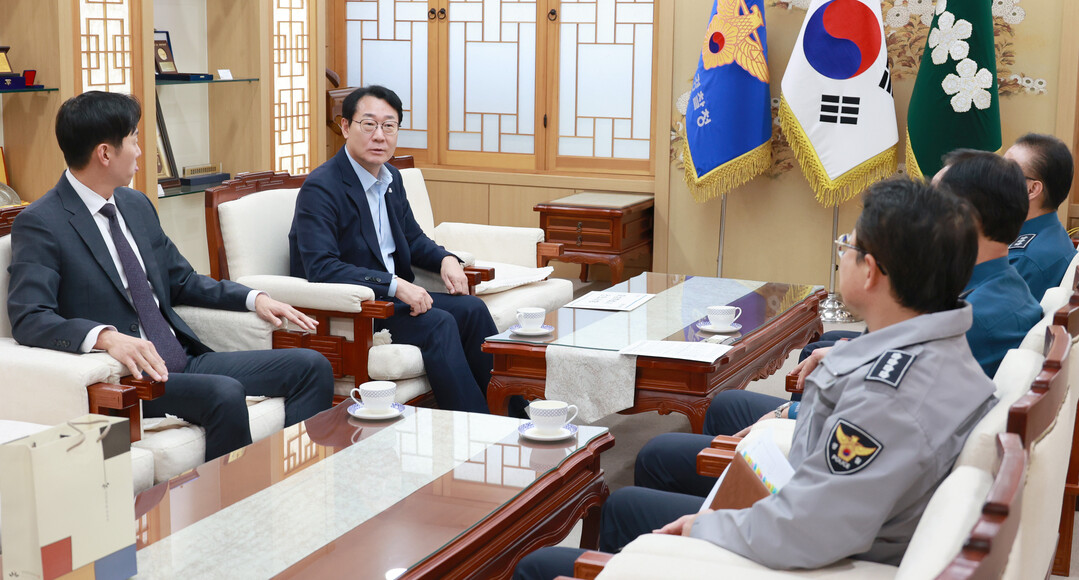 정명근 화성특례시장이 황창성 경기남부경찰청장등 관계자에게 경찰서 신설의 필요성에 대해 설명하고 있다.
