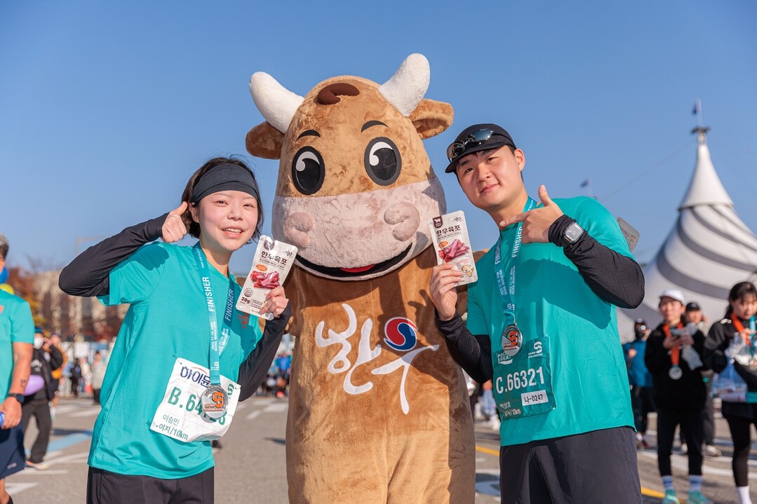  11월 16일 열린 ‘MBN 서울마라톤’ 현장에서 참가자들이 완주 후 한우육포를 즐기고 있다. (사진=한우자조금 제공)