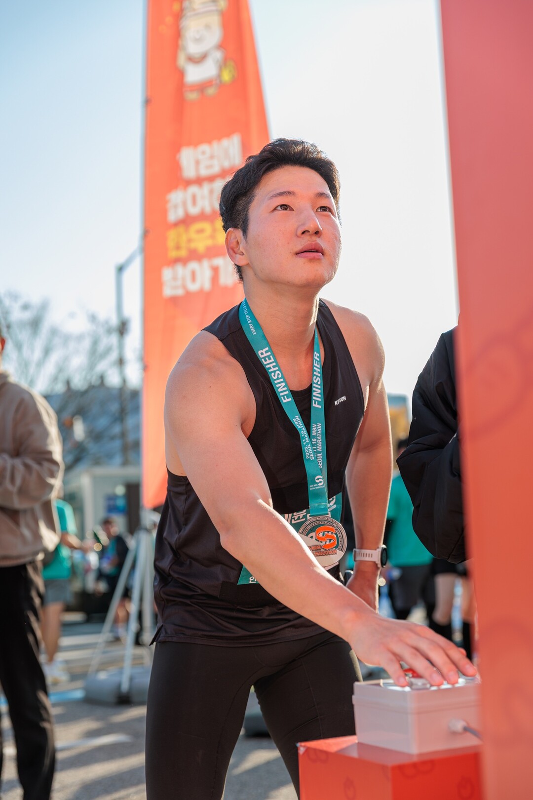 11월 16일 열린 ‘MBN 서울마라톤’ 현장에서 한우자조금 부스를 찾은 참가자가 ‘3초를 잡아라 챌린지’ 이벤트에 참여하고 있다. (사진=한우자조금 제공)