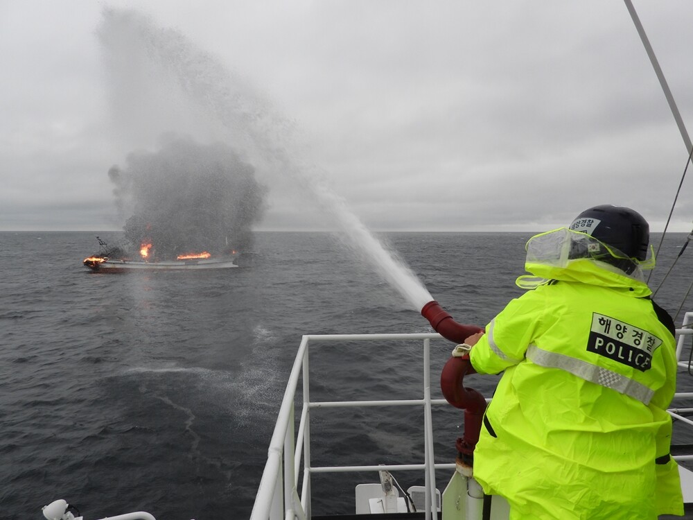 지난 2023년 어청도 남서쪽 33km 해상에서 조업중인 48t급 어선에서 화재가 발생했다. 군산해경 제공