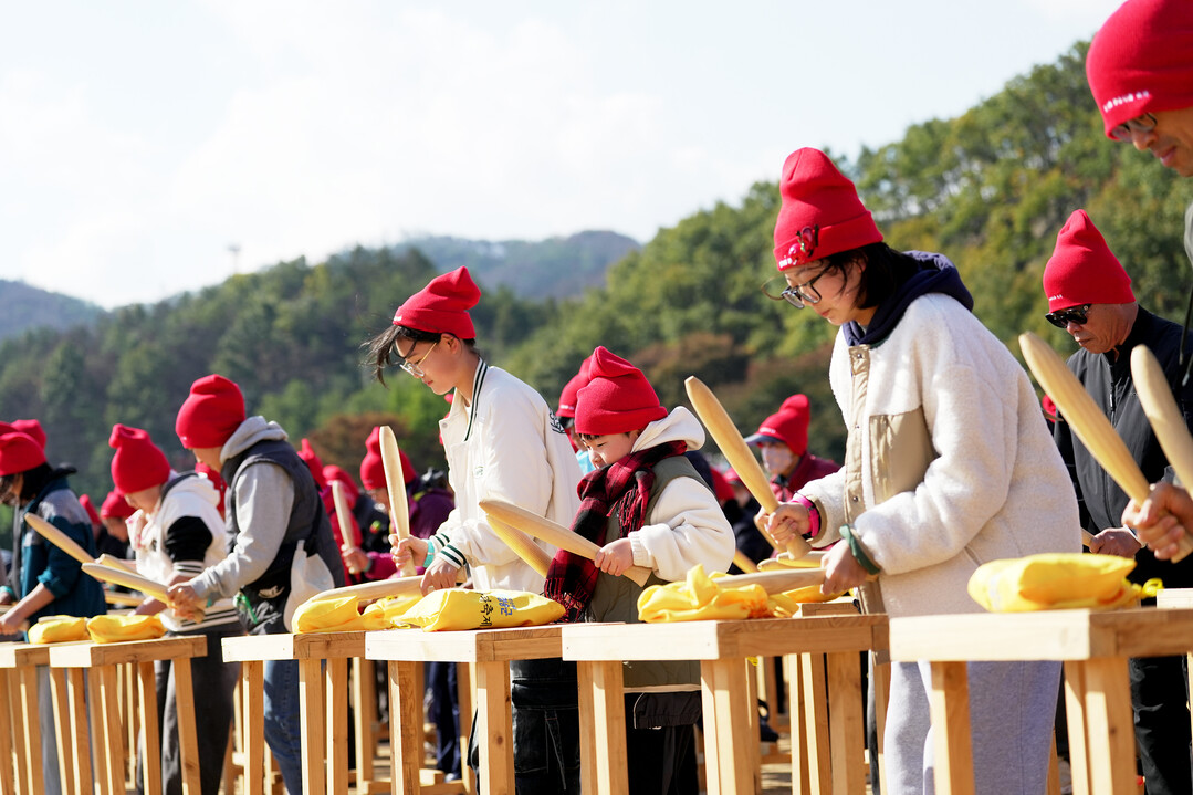 지난 10월 29일부터 11월 2일까지 경북 청송읍 용전천(현비암 앞) 일원에서 개최된 ‘제19회 청송사과축제’모습. 청송군 제공
