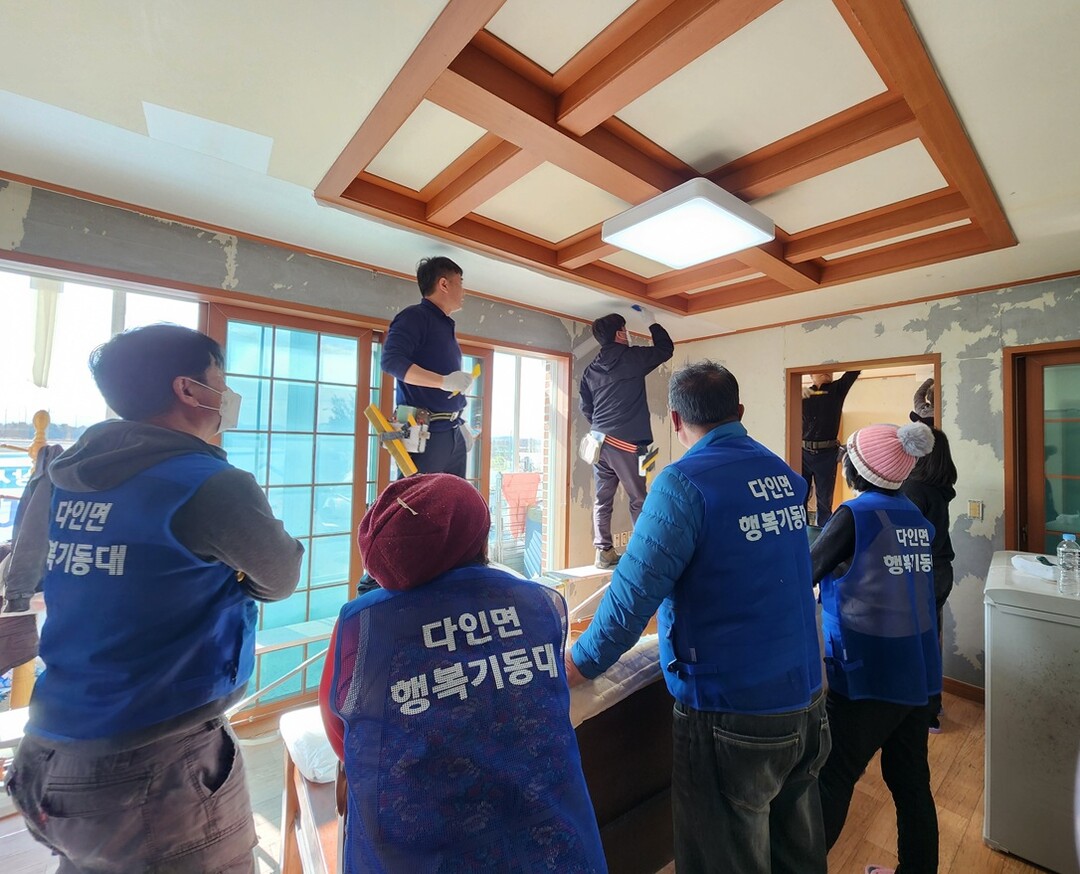 다인면 행복기동대 도배 집수리 기능. 의성군 제공