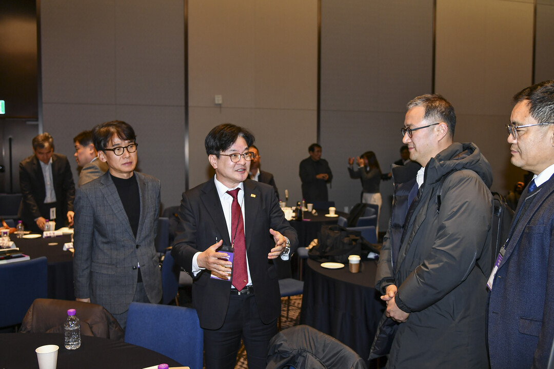  포럼 이후 참여자들과 논의를 이어가고 있는 김병수 시장 