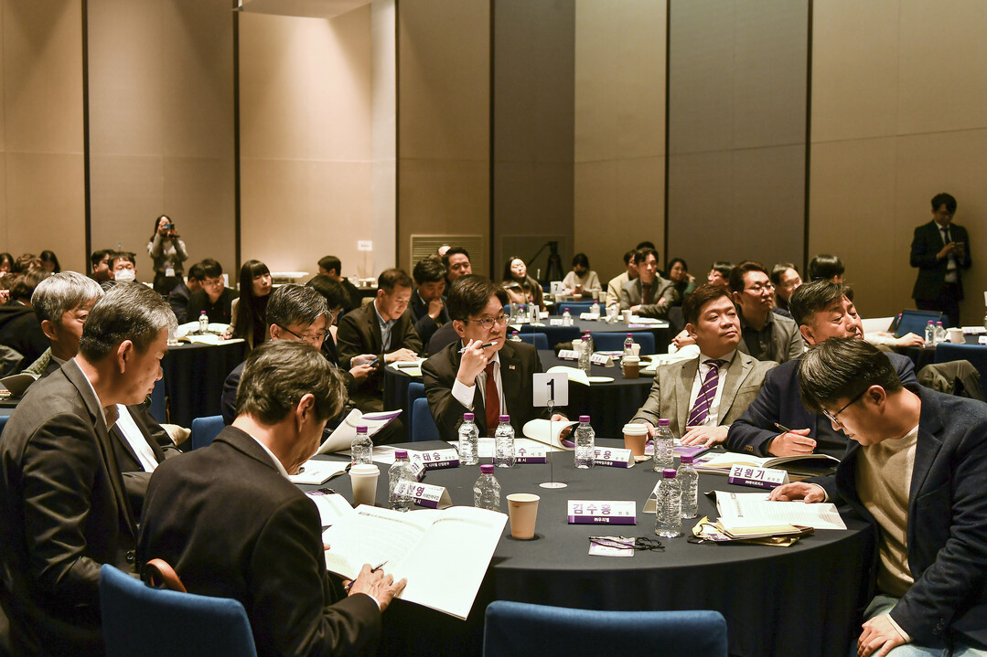 UAM 산업육성 전략 포럼의 토론을 경청하고 있는 김병수 시장