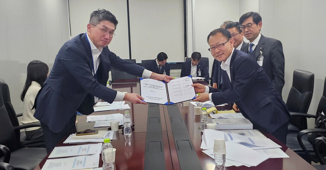 지난 14일 정부서울청사에서 개최된 상호금융업권 간담회에서 농협중앙회 여영현 상호금융대표이사(오른쪽)가 금융위원회 안창국 상임위원(왼쪽)에게 부동산·건설업 대손충당금 상향시기 유예를 요청하는 공동건의문을 전달하고 있다. 농협 제공