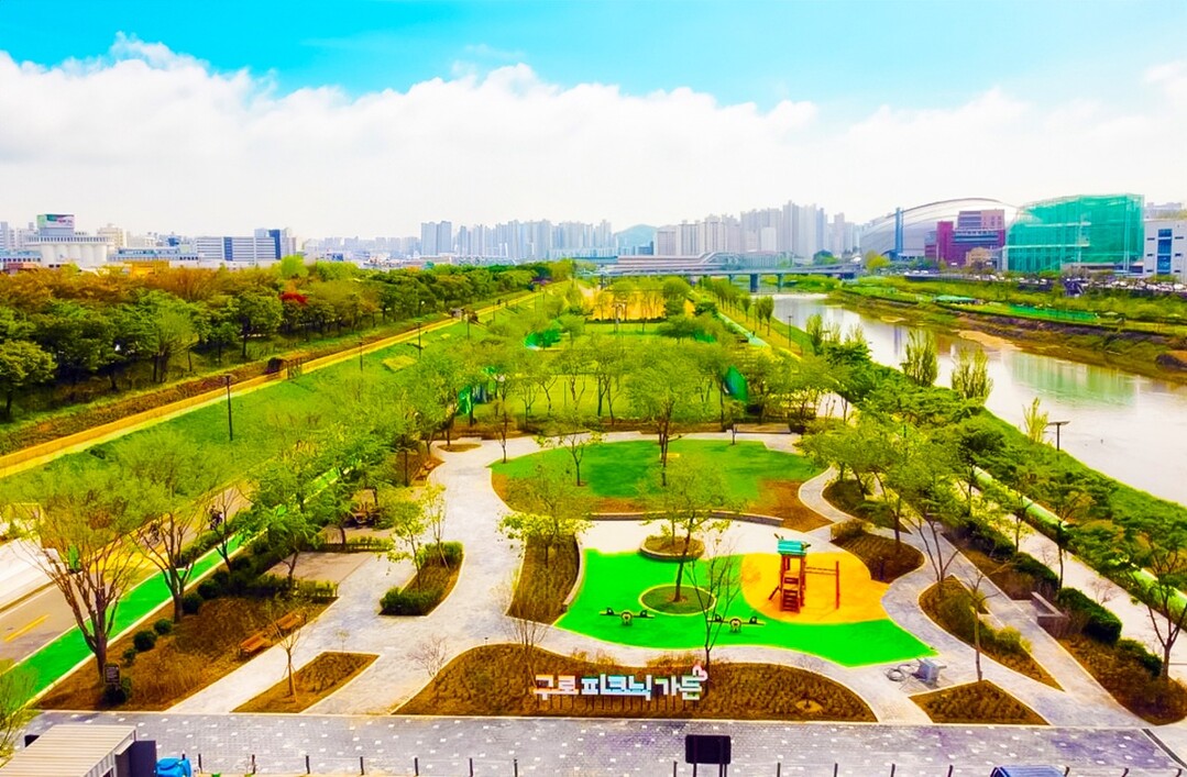 안양천변을 따라 조성된 ‘구로 피크닉가든’의 전경 모습. 구로구 제공