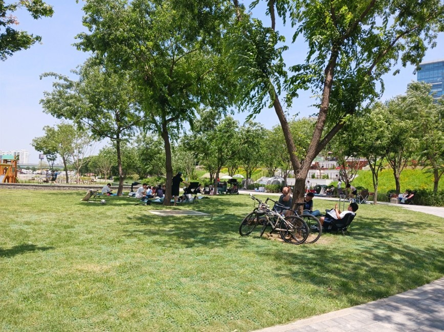 잔디광장에서 휴식 중인 가족들