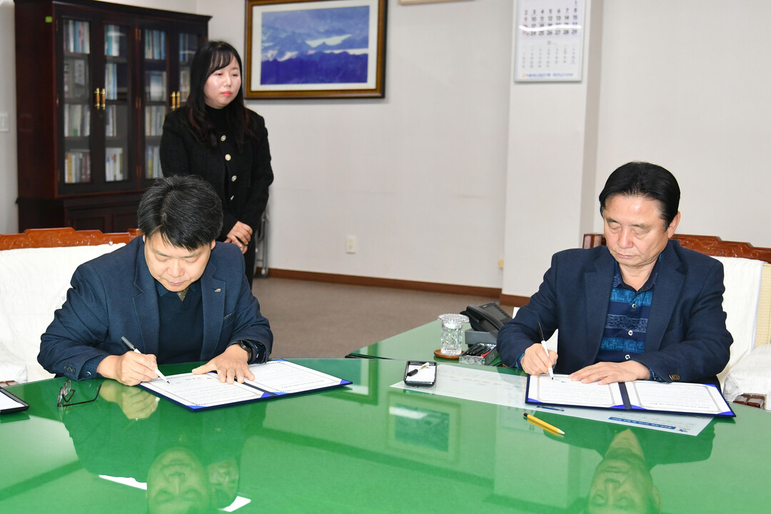 화천군과 한국수자원공사 평화의댐 지사 댐 주변지역 공부방 지원협약식이 진행되고 있다