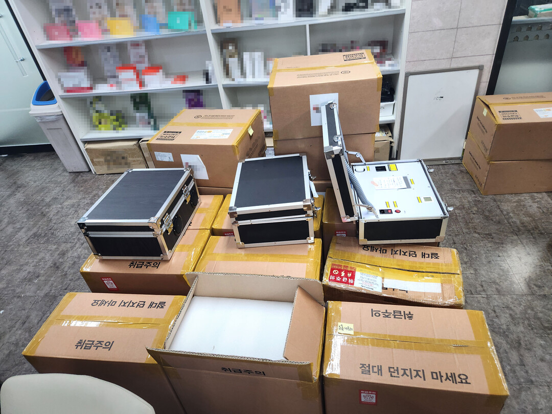 서울 소재 미용재료샵에서 압수한 불법  레이저의료기기-경북 소재 제조시설에서 구매 후 전국 뷰티샵에 유통,판매