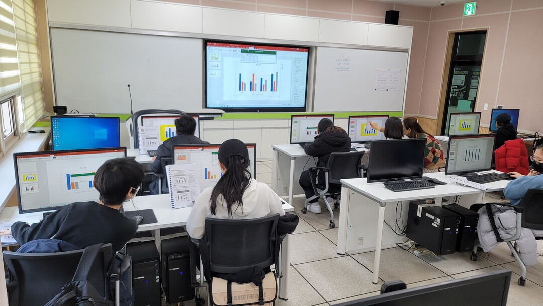 매년 여름과 겨울방학 기간 운영되고 있는 화천 청소년 수련관의 ITQ 자격증반 강좌