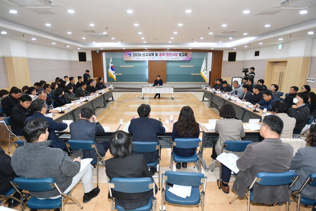 2026년 화천군 신규시책 및 공약 현안사업 보고회가 20일 군청에서 최문순 군수를 비롯한 각 실과소장들이 참석한 가운데 열렸다. 

