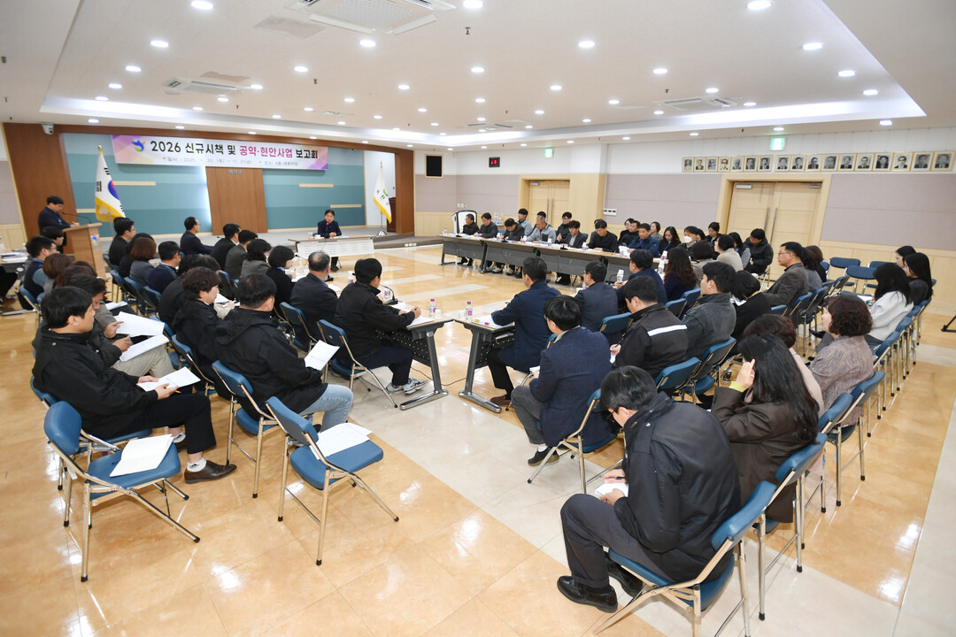 2026년 화천군 신규시책 및 공약 현안사업 보고회가 20일 군청에서 최문순 군수를 비롯한 각 실과소장들이 참석한 가운데 열렸다. 

