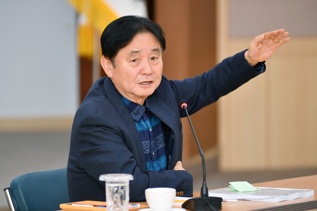 최문순 군수가 2026년 화천군 신규시책 및 공약 현안사업 보고회를 진행하고 있다