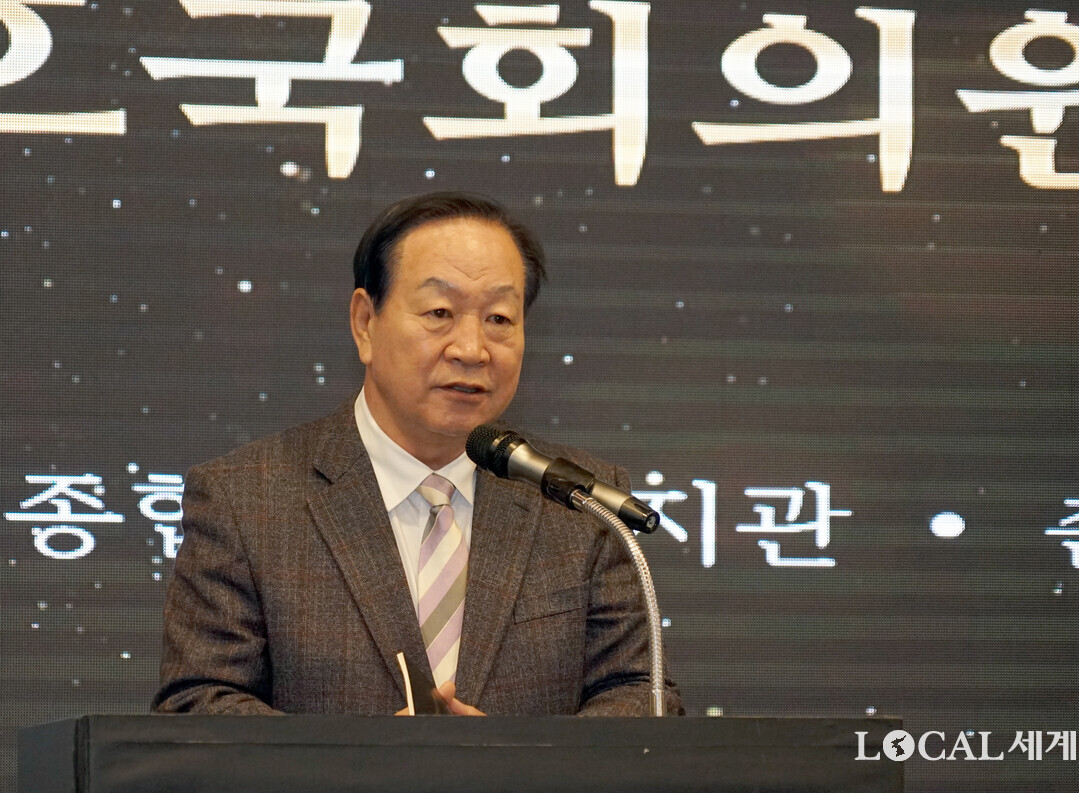 한기호 국회의원이 2025년 춘천지역 3개 종합사회복지관 연합 자원봉사자, 후원자 축제에서 축사를 하고 있다