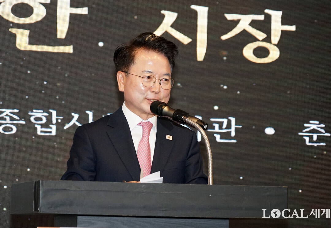 육동한 시장이 2025년 춘천지역 3개 종합사회복지관 연합 자원봉사자, 후원자 축제에서 축사를 하고 있다