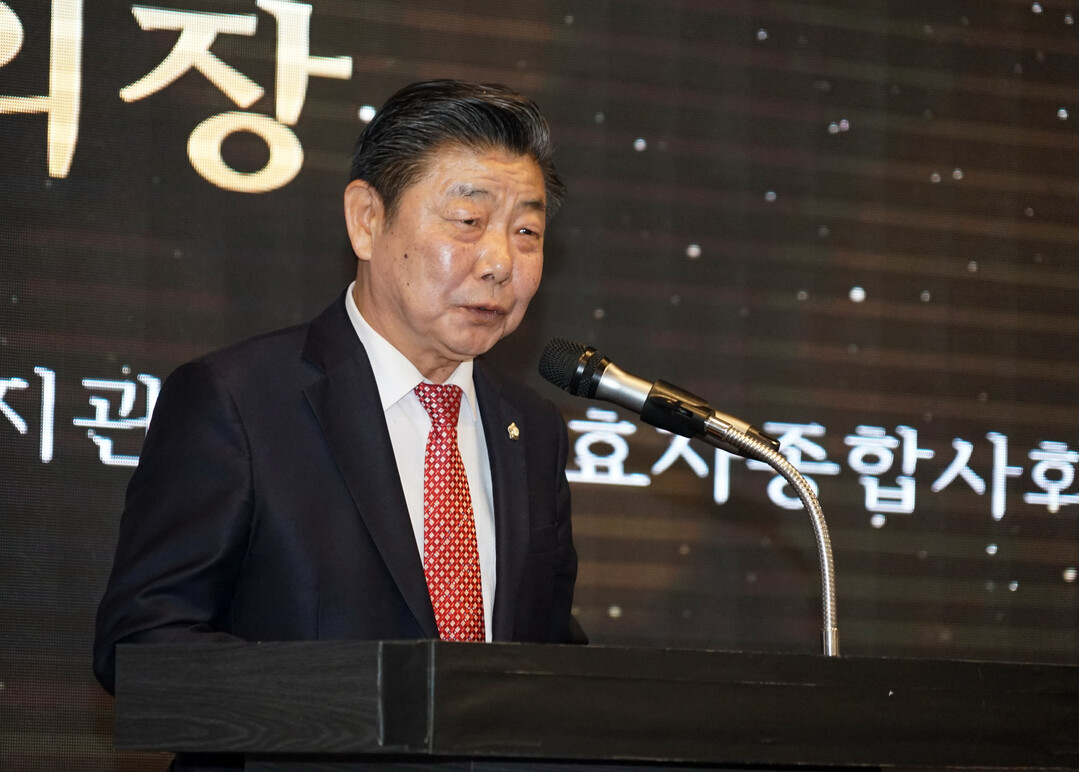 김진호 시의장이 2025년 춘천지역 3개 종합사회복지관 연합 자원봉사자, 후원자 축제에서 축사를 하고 있다