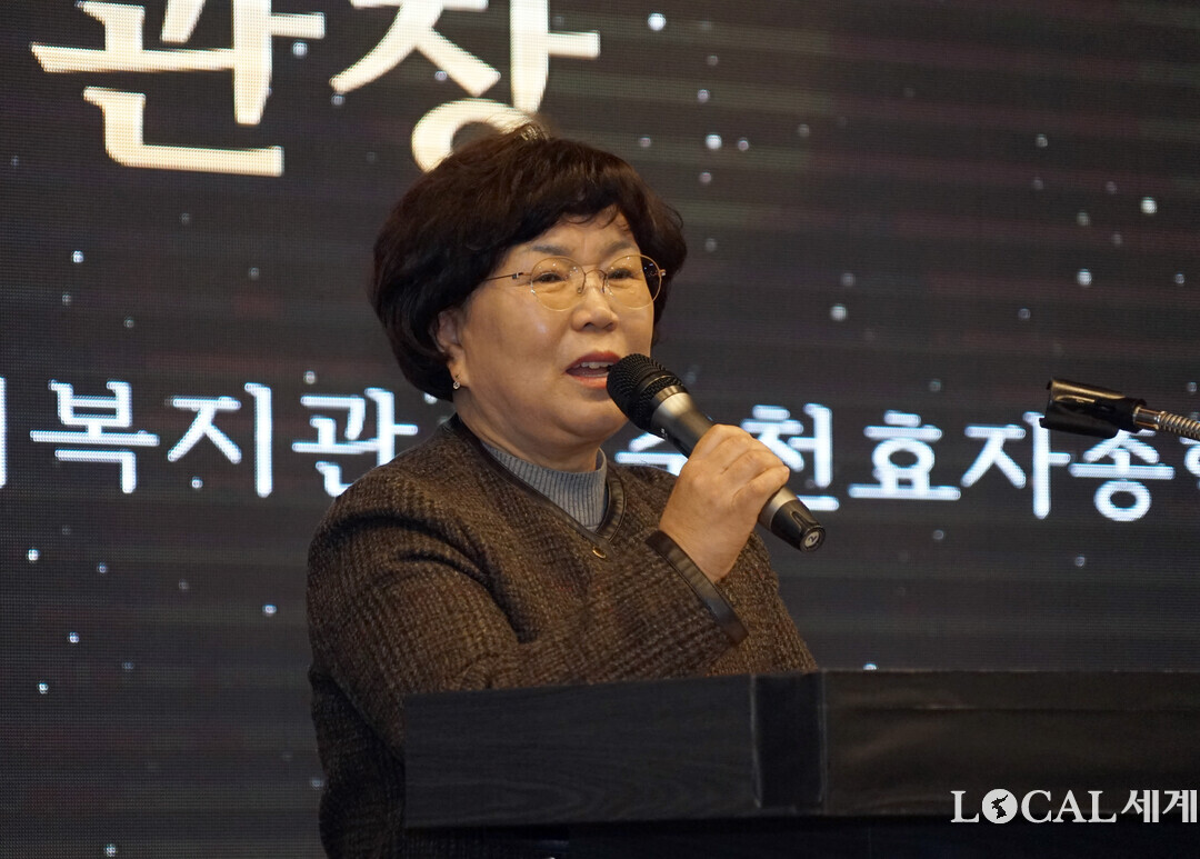 오미경 관장이 2025년 춘천지역 3개 종합사회복지관 연합 자원봉사자, 후원자 축제에서 개회사를 하고 있다