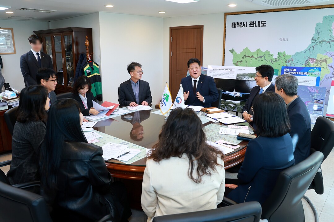 태백시는 21일 태백시청 시장실에서 고용노동부와 ‘지방살리기 상생 자매결연 업무협약’을 체결하고, 지역경제 활성화를 위한 본격적인 협력에 나섰다.태백시 제공