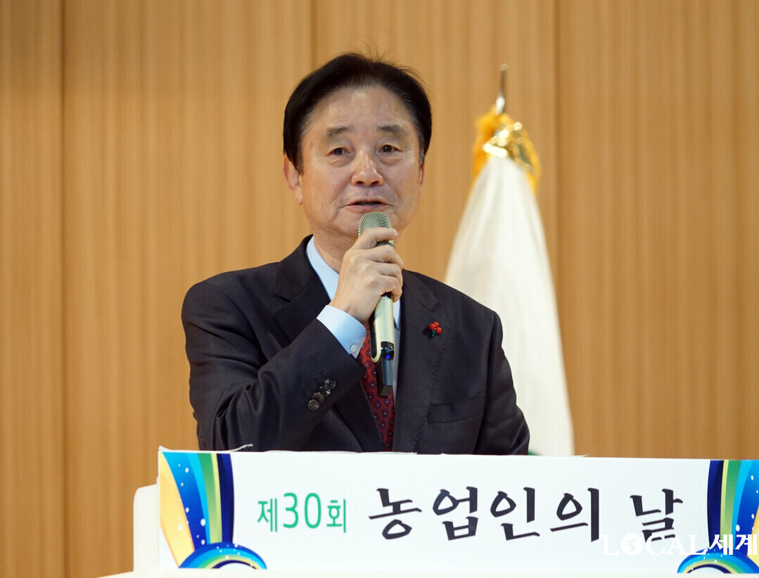 최문순 군수가  21일 화천군 화천실내체육관에서 ‘제30회 농업인의 날 기념식’에서 격려사를 하고 있다