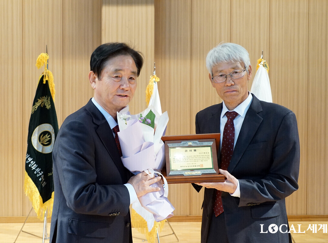 최문순 군수가 ‘제30회 농업인의 날 기념식’에서 농업인단체로부터 공로패를 받았다