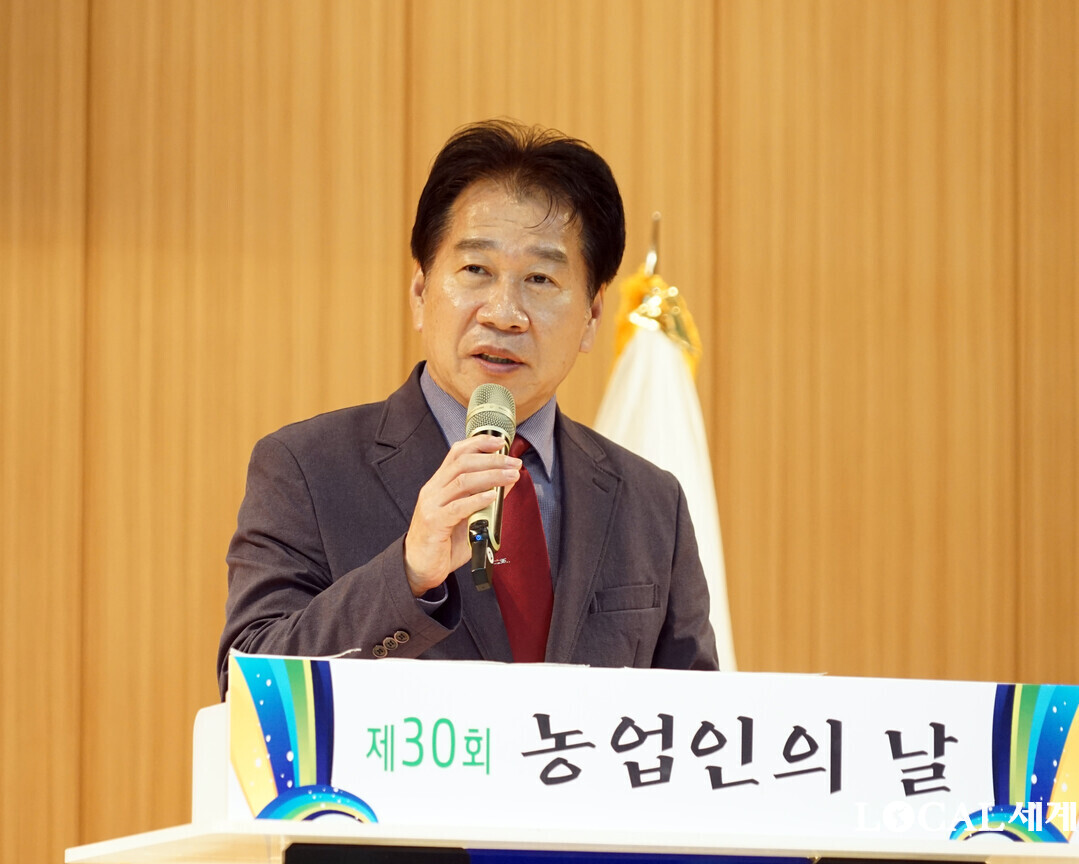 류희상 군의장이  21일 화천군 화천실내체육관에서 ‘제30회 농업인의 날 기념식’에서 축사를 하고 있다

 21일 화천군 화천실내체육관에서 열린 ‘제30회 농업인의 날 기념식’에서 우수농업인 상 수상자와 최문순 군수(가운데)가 기념촬영을 하고 있다.

류희상 의장이 우수농업인 의장상 수여 후 기념촬영을 하고 있다