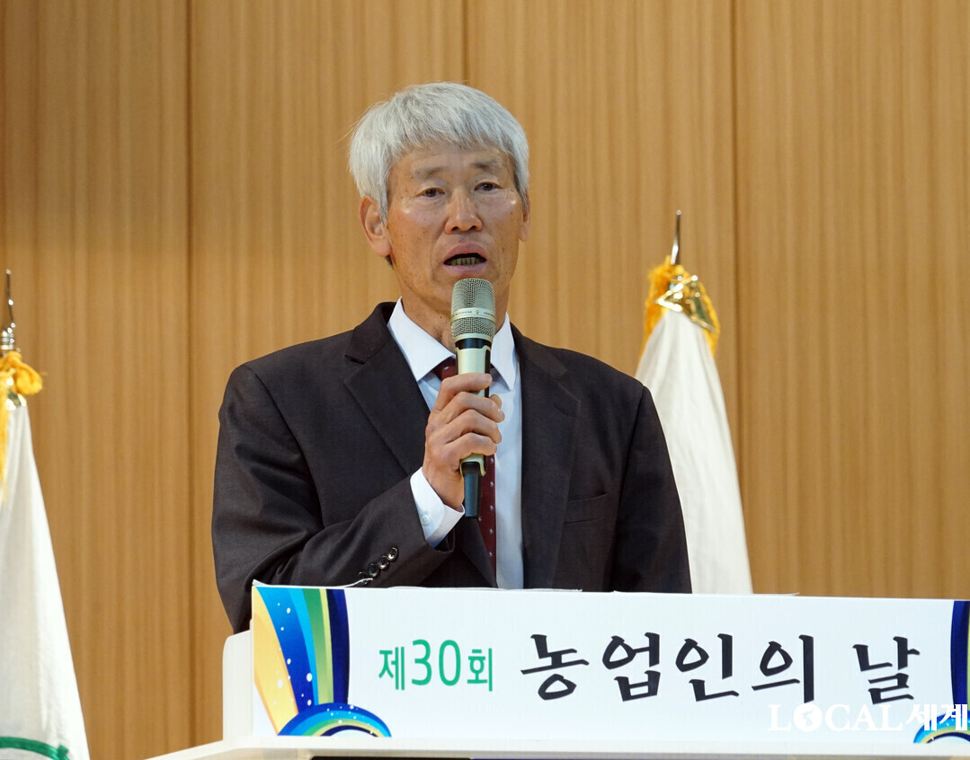 주재근 회장이  21일 화천군 화천실내체육관에서 ‘제30회 농업인의 날 기념식’에서 대회사를 하고 있다