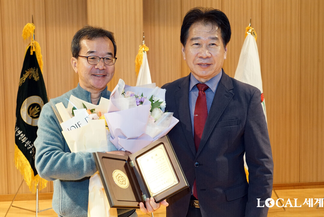 류희상 의장이 우수농업인 의장상 수여 후 기념촬영을 하고 있다