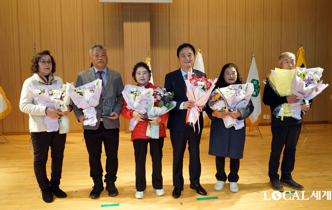  21일 화천군 화천실내체육관에서 열린 ‘제30회 농업인의 날 기념식’에서 우수농업인 상 수상자와 최문순 군수(가운데)가 기념촬영을 하고 있다.

류희상 의장이 우수농업인 의장상 수여 후 기념촬영을 하고 있다