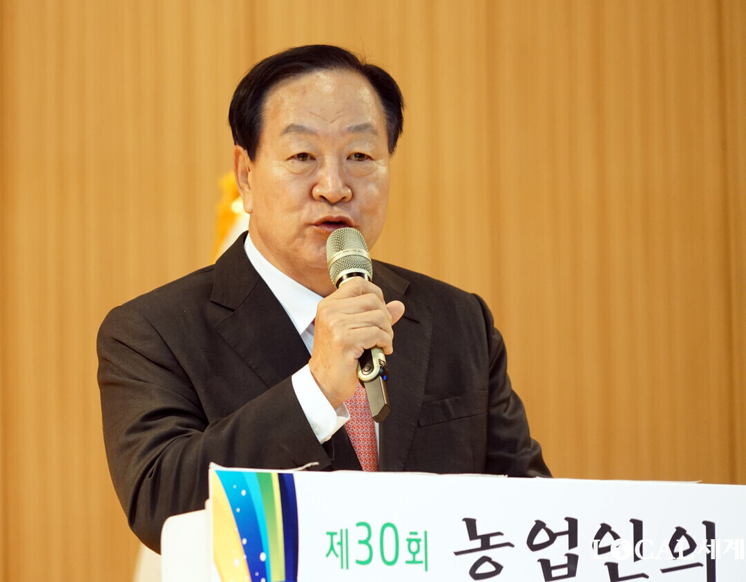  한기호 국회의원이 21일 화천군 화천실내체육관에서 ‘제30회 농업인의 날 기념식’에서 축사를 하고 있다