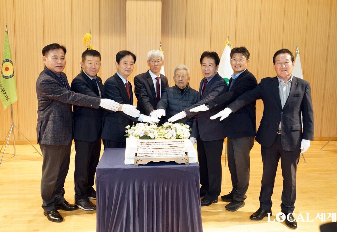  21일 화천군 화천실내체육관에서 열린 ‘제30회 농업인의 날 기념식’ 축하 떡케이크를 자르고 있다.