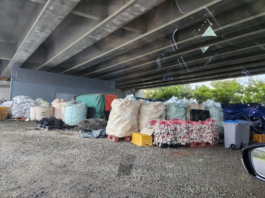 피의자는 이 그물을 현장에서 납품한것처럼 속이기 위해 그물을 내렸다가 다시 실고 오는 수법을 사용했다.군산해경 제공