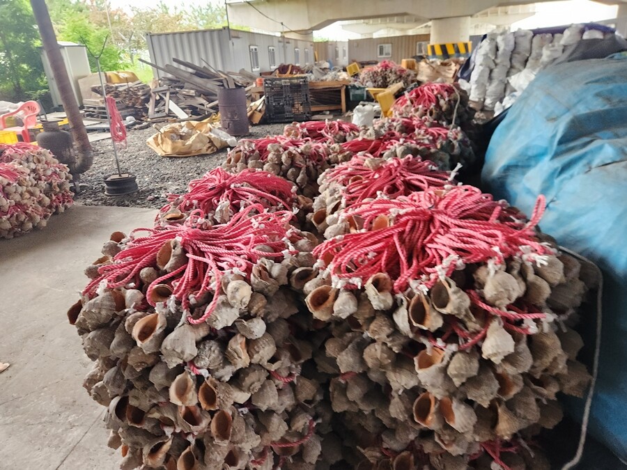 피의자는 이 그물을 현장에서 납품한것처럼 속이기 위해 그물을 내렸다가 다시 실고 오는 수법을 사용했다.군산해경 제공