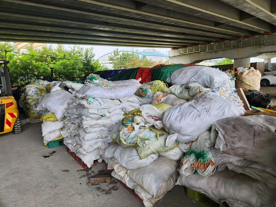 피의자는 이 그물을 현장에서 납품한것처럼 속이기 위해 그물을 내렸다가 다시 실고 오는 수법을 사용했다.군산해경 제공
