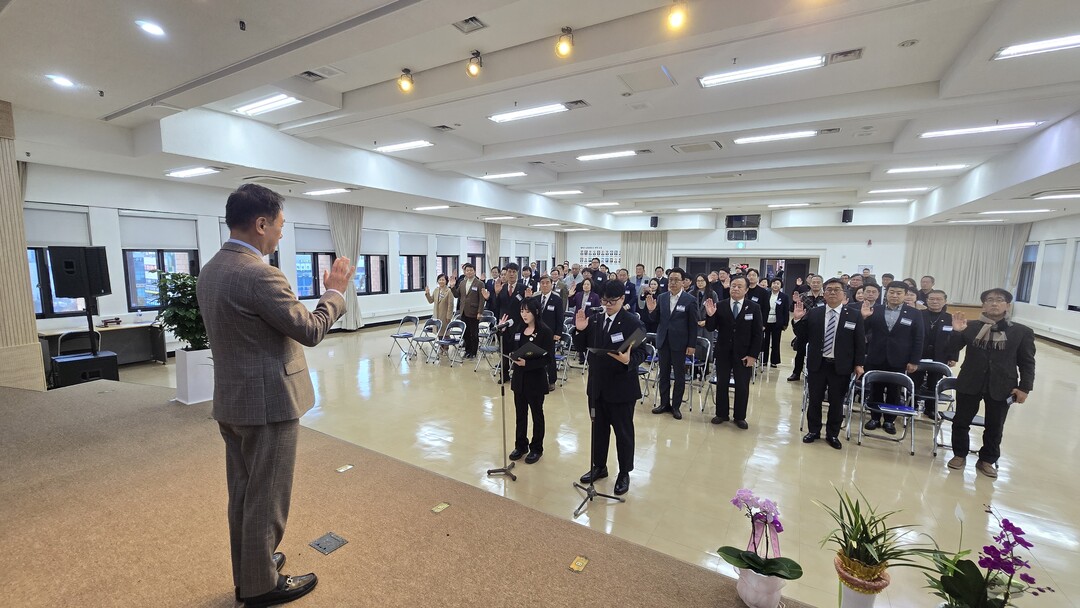 의장인 이재명 대통령을 대신해 자문위원 선서를 받는 정장선 평택시장.평택시 제공