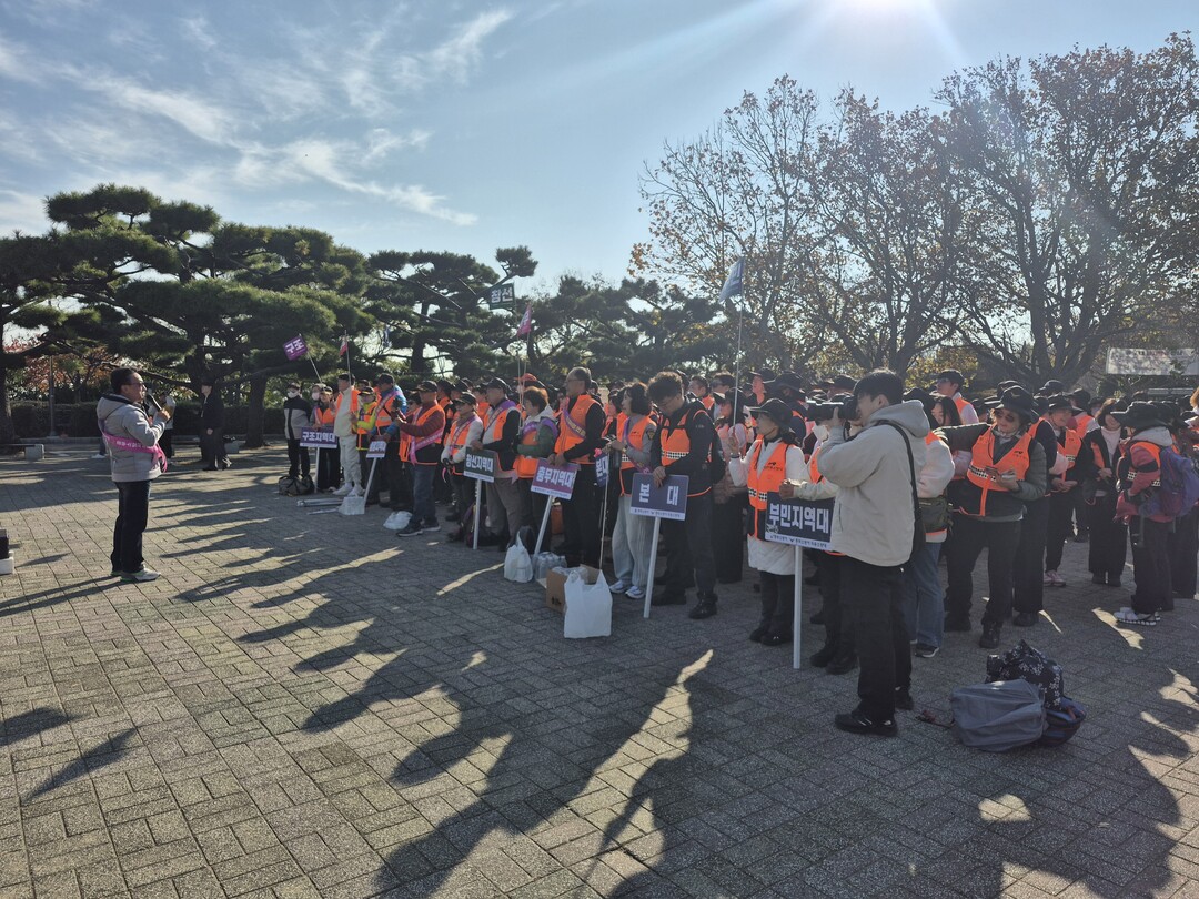 부산 중부소방서는 영주동 민주공원에서 꽃마을 일대까지 의용소방대와 함께 산불 예방 캠페인을실시했다.중부소방서 제공