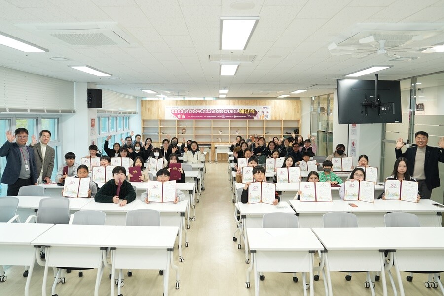 오은택 남구청장(우측 첫 번째)는 유엔남구청소년 영어기자단 해단식을 개최했다. 남구청 제공