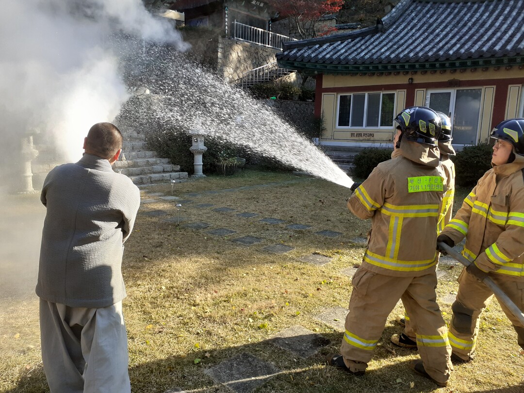 부산 엄광사 일대에서 대형 산불에 대비한 현지적응훈련을 실시했다고 24일 밝혔다.진소방서 제공
