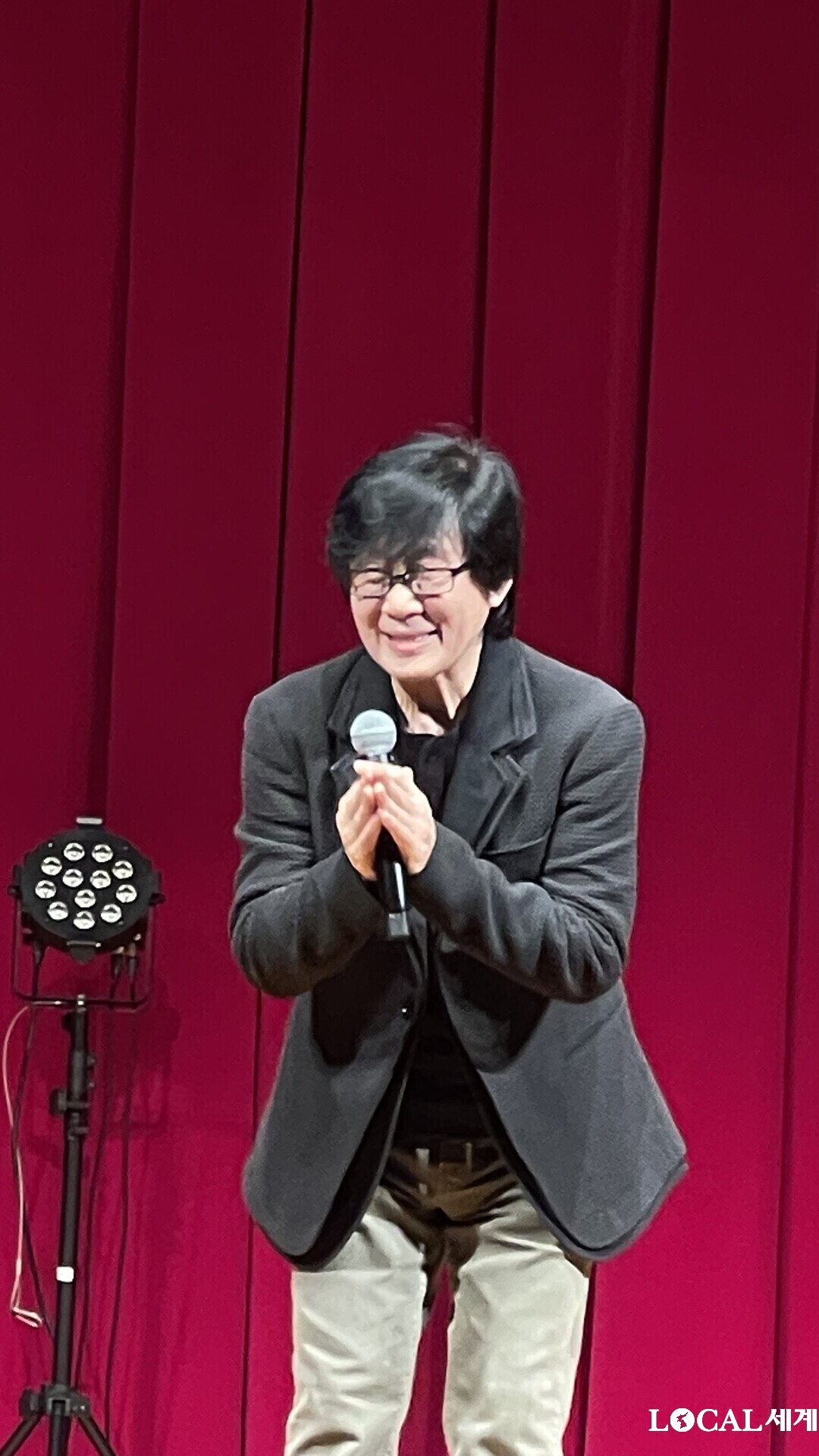 영원한 젊은 오빠 슈퍼스타 전영록이 “오랜만에 일본에 있는 팬들을 만나서 기쁘다”며 인사를 하고 있다.