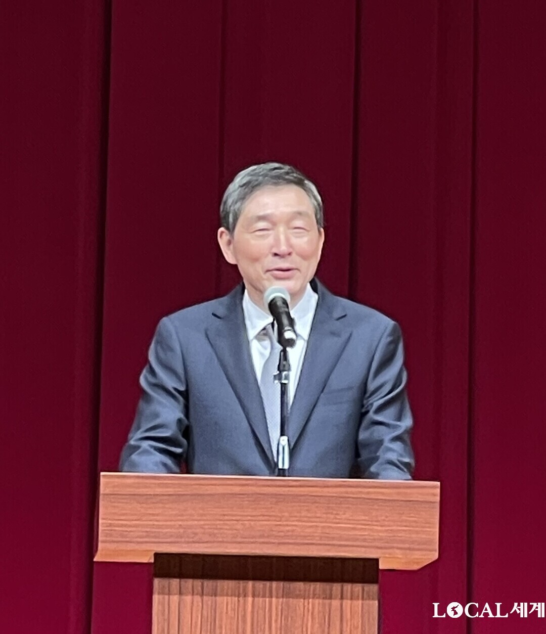 이 혁 현 주일본 특명 전권대사가 “한일 관계는 변화의 기로에서 새로운 시대를 맞이하고 있다”고 축사를 하고 있다.