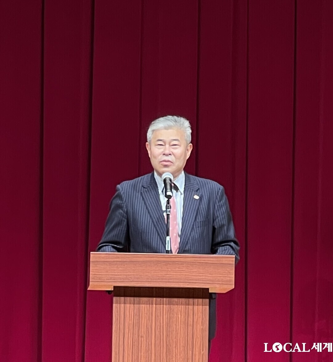 2·8 한일미래회 홍성협 회장이 인사를 하고 있다.