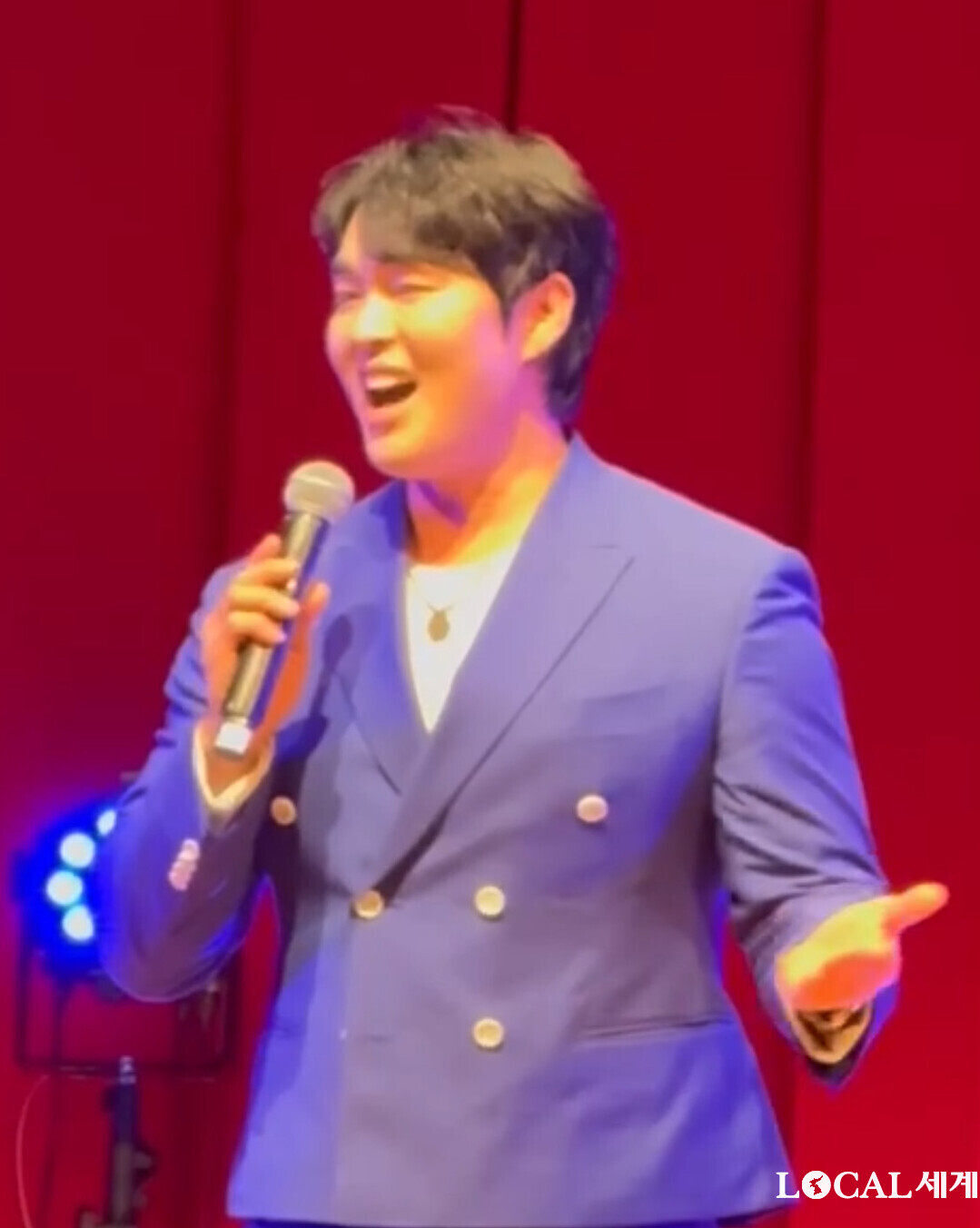 가수 진운이 특유의 가창력으로 소리새의 ‘그대 그리고 나를 열창하고 있다