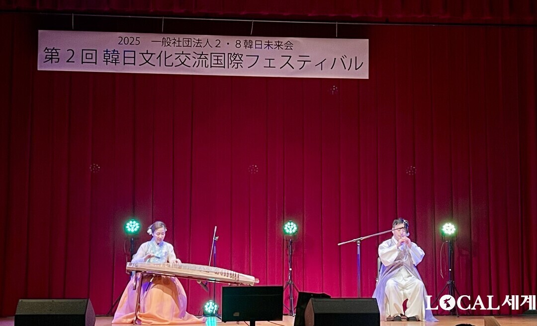 가야금 연주자 김얼이 전통 음악 무대를 선보이고 있다.