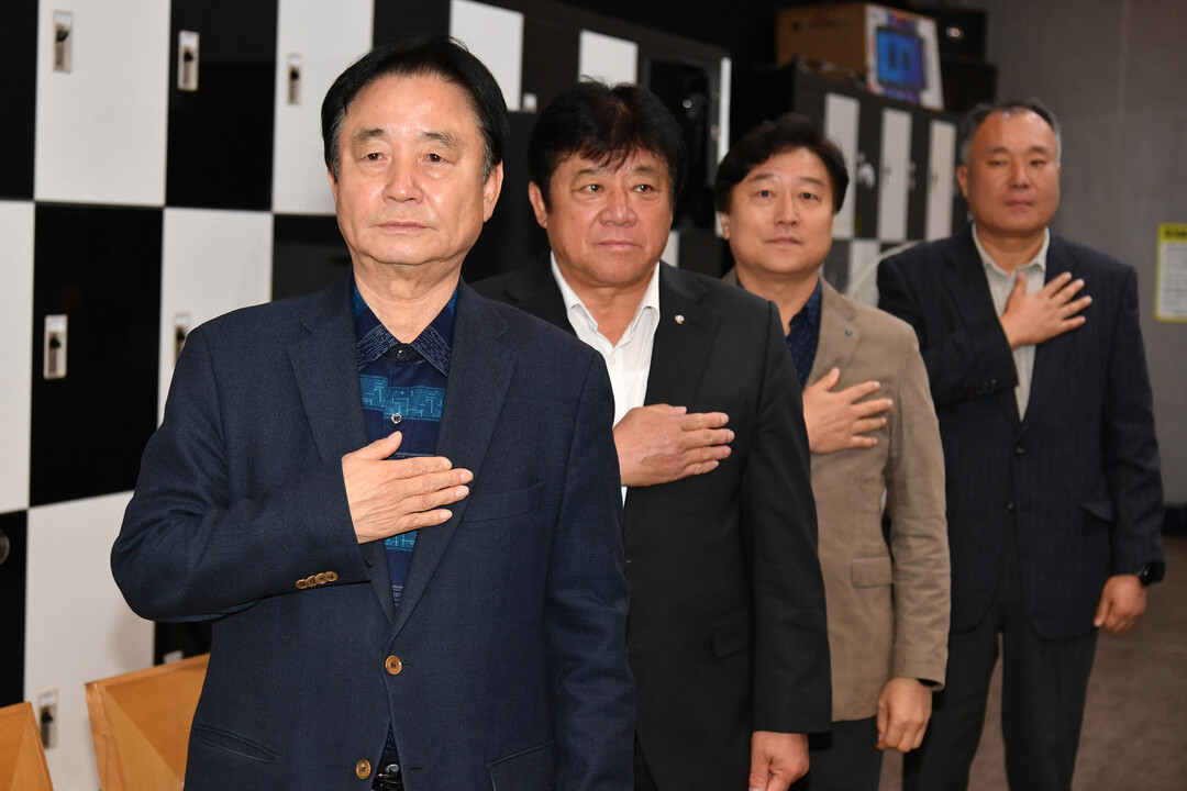 제2회 화천군협회장기 볼링대회가 지난 23일 화천읍 볼링장에서 최문순 군수, 김동완 군의원, 송호관 군체육회장을 비롯한 지역 동호인들이 참석한 가운데 열렸다. 