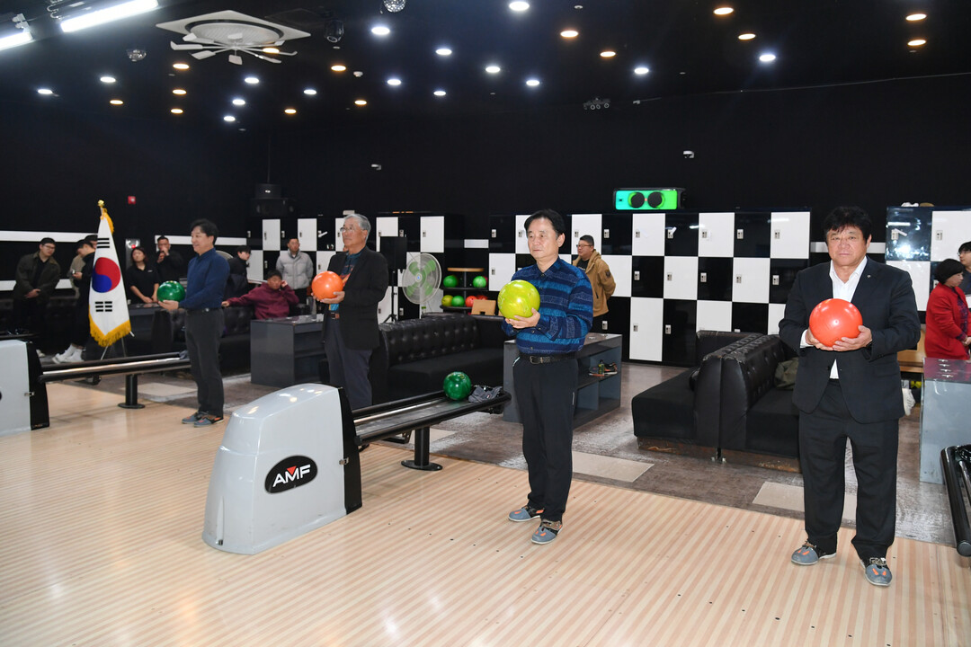 제2회 화천군협회장기 볼링대회가 지난 23일 화천읍 볼링장에서 최문순 군수, 김동완 군의원, 송호관 군체육회장을 비롯한 지역 동호인들이 참석한 가운데 열렸다. 