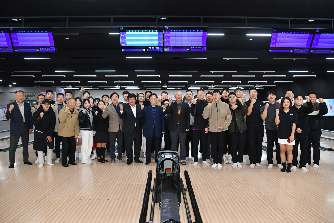 제2회 화천군협회장기 볼링대회가 지난 23일 화천읍 볼링장에서 최문순 군수, 김동완 군의원, 송호관 군체육회장을 비롯한 지역 동호인들이 참석한 가운데 열렸다. 