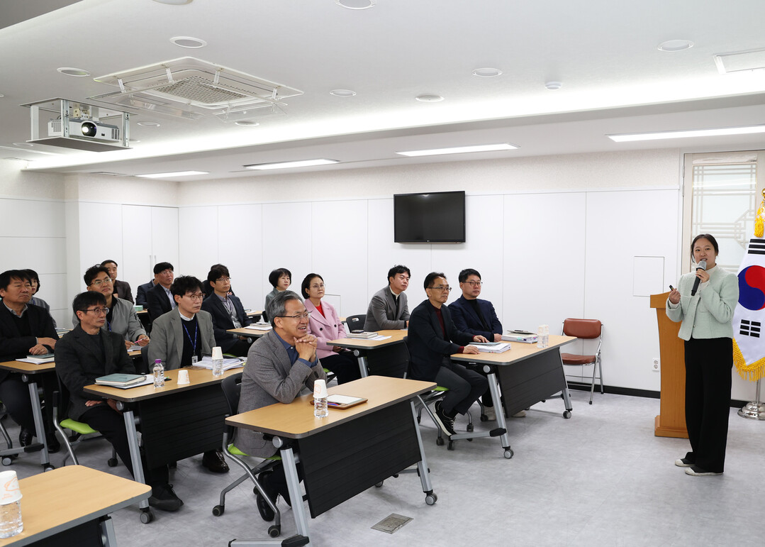 24일 경북 영양군청 소회의회실에서 오도창 군수을 포함해  고위직 공무원들을 대상으로 한국양성평등교육진흥원 조아라 폭력예방 통합교육 전문 강사가 조직 내 폭력예방 교육을 하고 있다. 영양군 제공