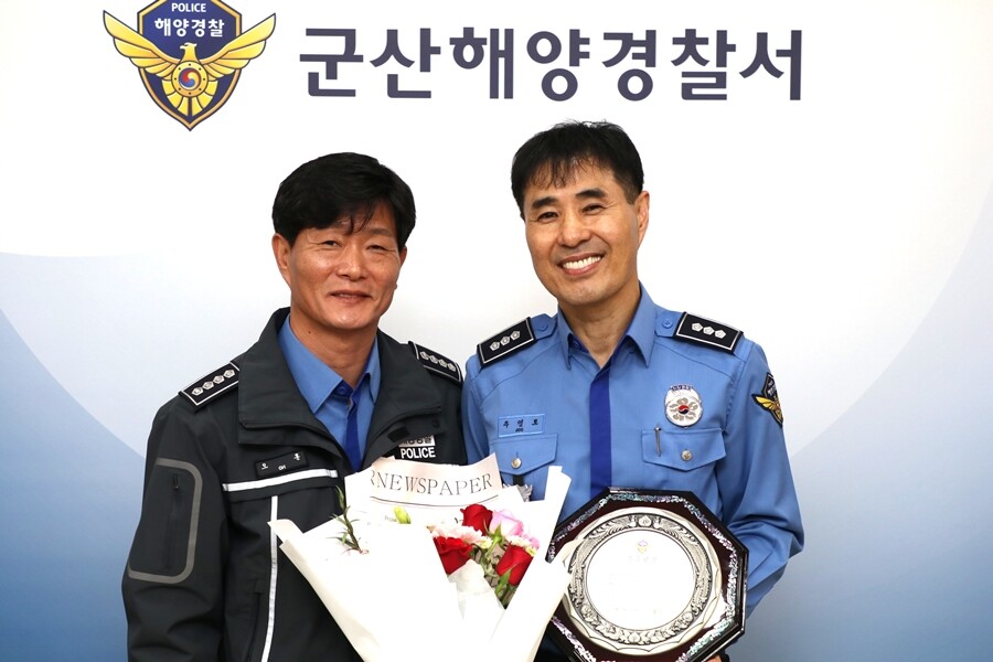 11월 24일 우수함정으로 선정된 한강1호 주영로 함장(오른쪽)과 오 훈 군산해경서장이 기념촬영을 진행했다.군산해경 제공