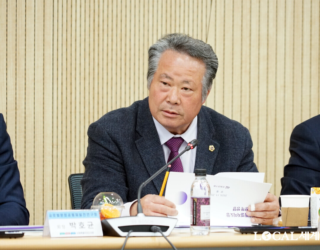 한창수 의원이 연구용역 최종보고회에서 질의를 하고 있다

