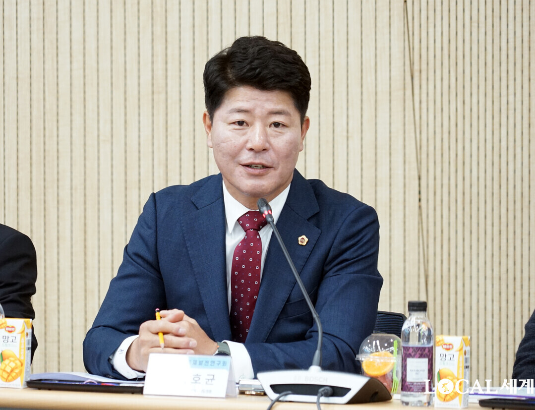 박호균 연구회장이 인사말을 하고 있다