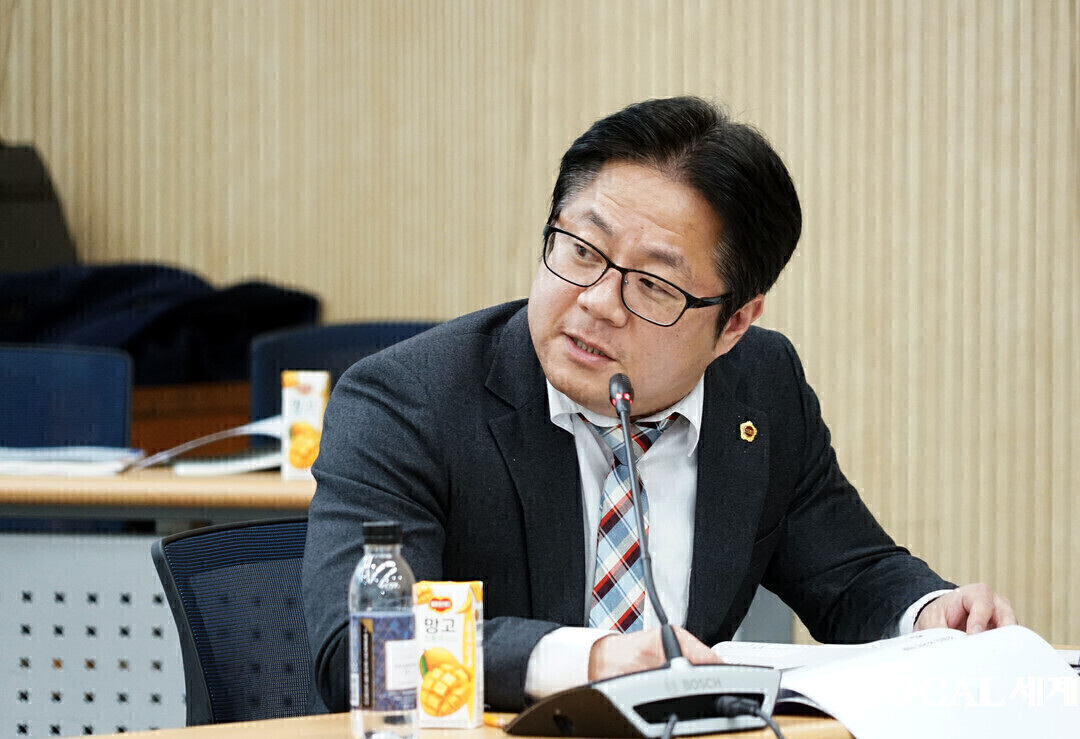 김기홍 의원이 연구용역 최종보고회에서 질의 하고 있다